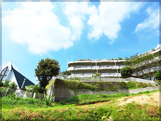 緑あふれる建物外観