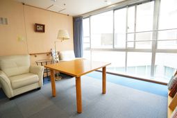 居室のソファとテーブル
