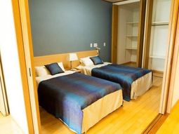 清潔な居室のベッド二つ