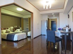 広々洋室とダイニングスペース