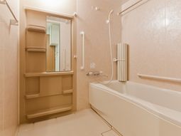 バリアフリー設計の浴室