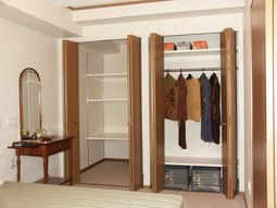 整頓された居室のクローゼット