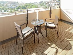 明るいテラスの椅子とテーブル