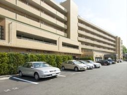 建物と駐車場の景観