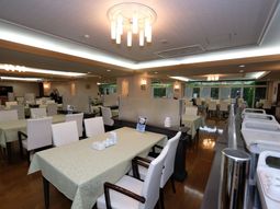 明るいダイニングの風景