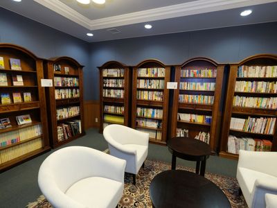  図書が並ぶ快適な空間  
