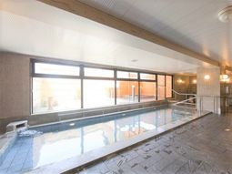 明るい浴室の全景