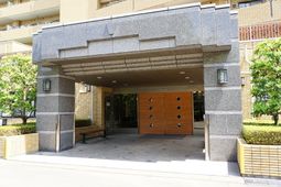 明るい施設のエントランス