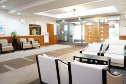 明るい待合室の様子