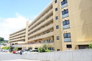 黄色い壁の明るい建物