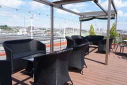 快適な屋外ラウンジ