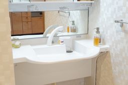 清潔な洗面台と鏡