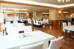 広々とした明るい食堂