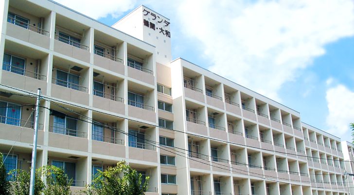 色とりどりの花々の中庭