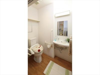 清潔なトイレと洗面台