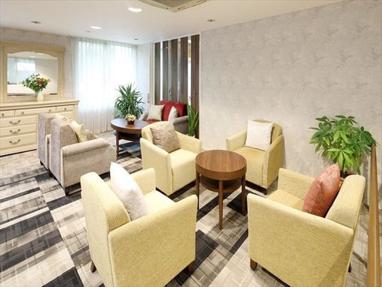 温かみのある共用ラウンジ