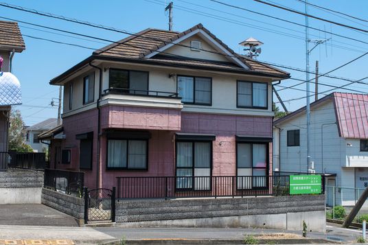 ピンクの外観の建物
