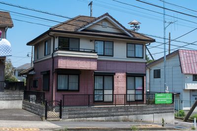ピンクの外観の建物