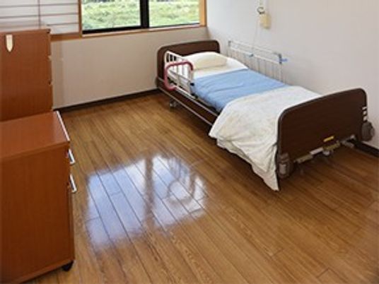 明るい居室のベッド  
