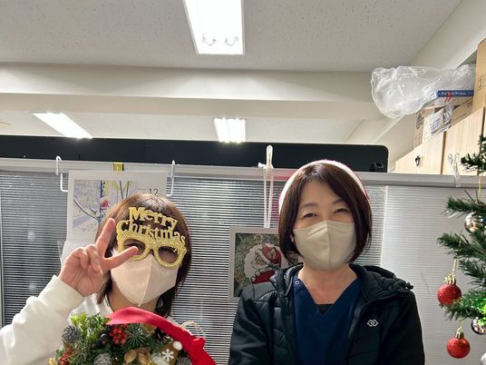 飾り付け前で笑顔のスタッフ  