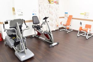 健康機器が並ぶ部屋