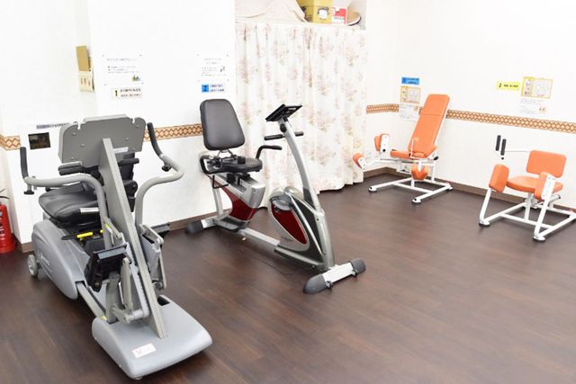 健康機器が並ぶ部屋 機能訓練室 各種トレーニングマシンが揃った空間で、体力づくりやリハビリに集中できます。