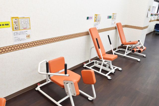 トレーニング設備がある機能訓練室 機能訓練室 明るい雰囲気の中でトレーニングができる設備が整っています。快適に体を動かすことが可能です。