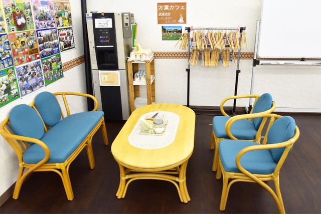 椅子とテーブルの休憩室 休憩室 リラックスできる休憩スペースで、和やかなムードが漂います。ティータイムに最適です。
