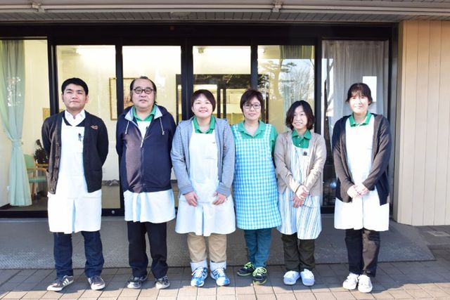 スタッフ集合 スタッフイメージ 笑顔で並ぶスタッフたちは、和やかな雰囲気を作り出しています。仕事環境の良さがうかがえます。