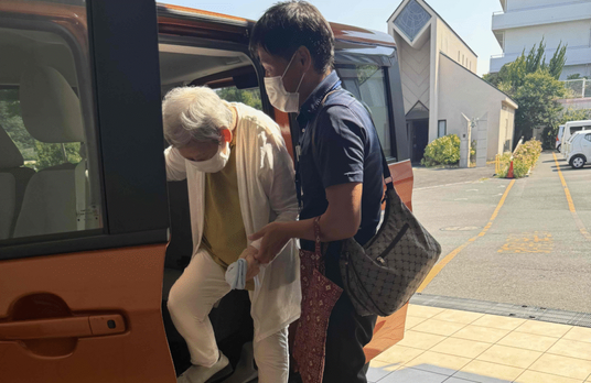 車から降りる様子
