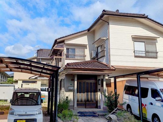 明るい外観の住宅型施設  