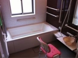 明るい窓辺の浴室