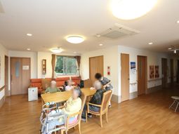 共有スペースで過ごす人々