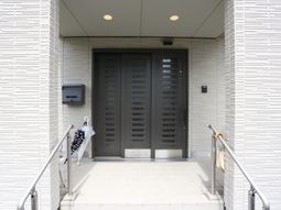 施設のエントランス