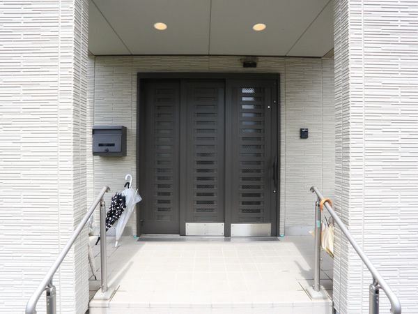 施設のエントランス