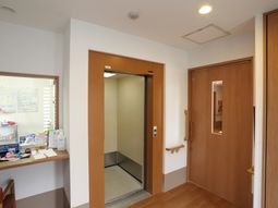 エレベーターと扉のある廊下