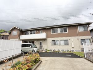 茶色の建物の外観