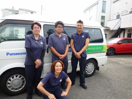 送迎車前のスタッフ  