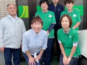 スタッフが並ぶ外観前  