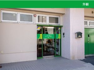 建物の出入口の外観  