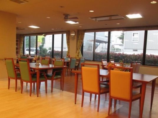 採光豊かな食堂風景