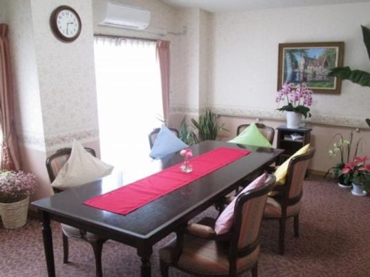 暖かみのある共有ダイニング