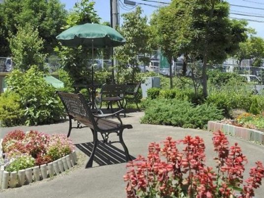 緑豊かな休憩スペース