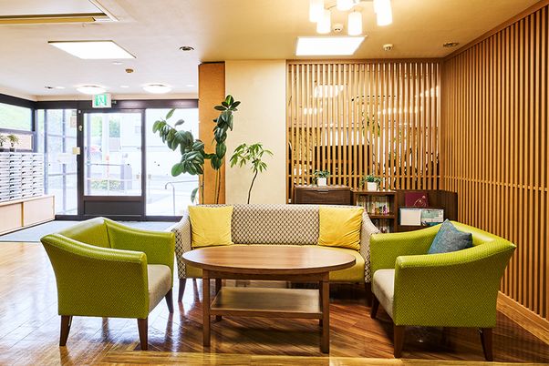 明るい食堂の光景