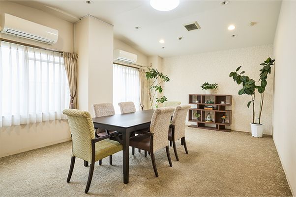 明るい設備の浴室