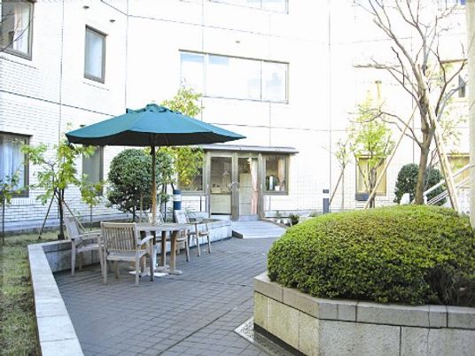 中庭のくつろぎスペース