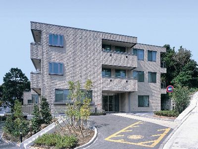 広々とした施設の外観