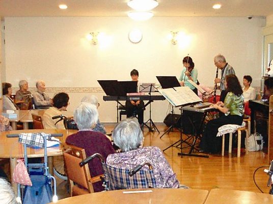 音楽演奏を聴く人たち