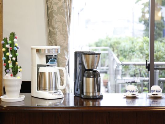 コーヒーメーカーとカップ