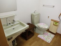 清潔な洗面所とトイレ